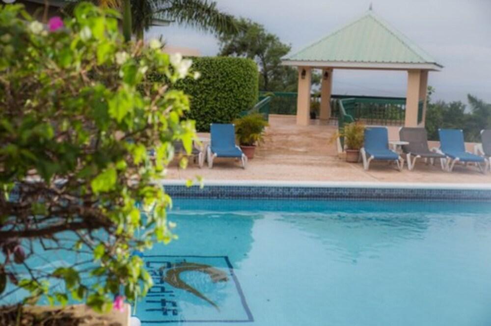 Cardiff Hotel And Spa Runaway Bay Exterior foto