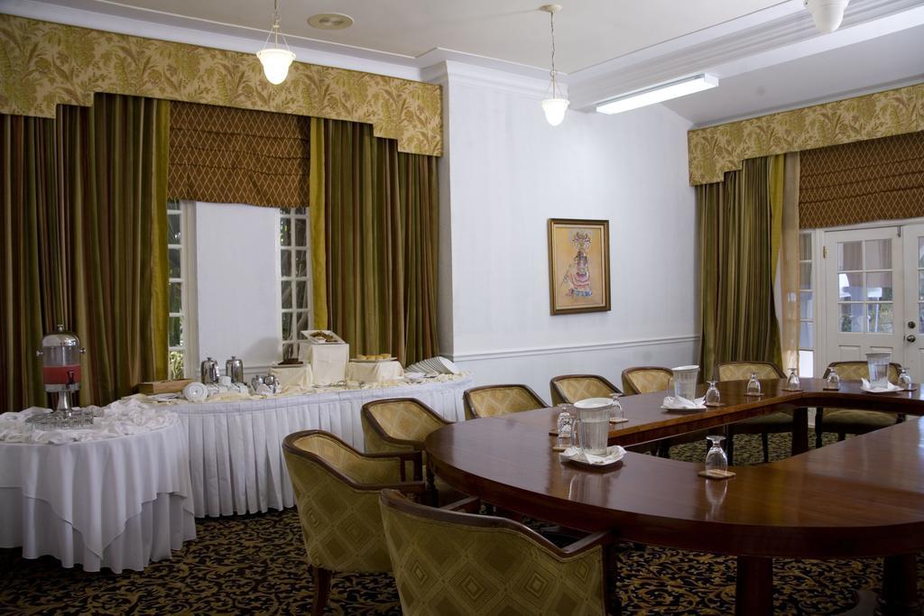 Cardiff Hotel And Spa Runaway Bay Exterior foto