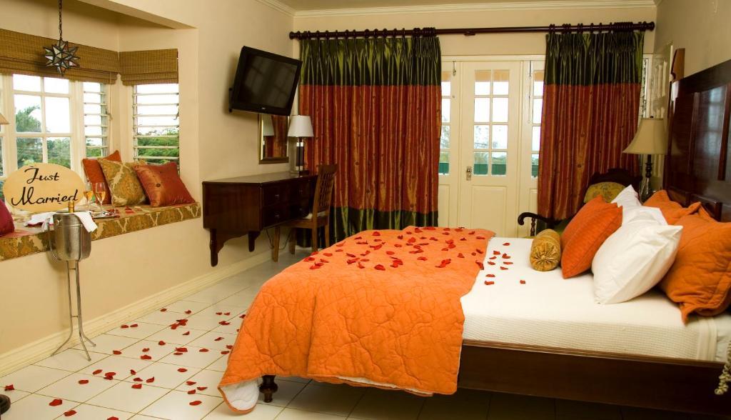 Cardiff Hotel And Spa Runaway Bay Habitación foto