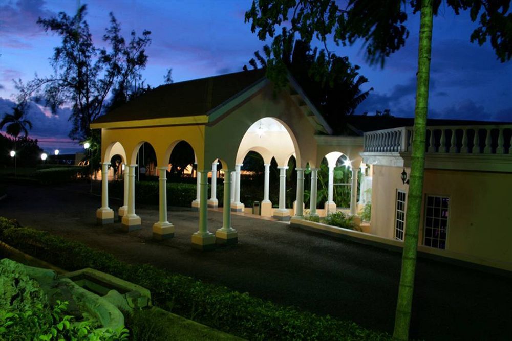 Cardiff Hotel And Spa Runaway Bay Exterior foto